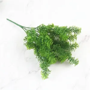 Vista dettagliata di fogliame di erba di pino verde artificiale per pareti