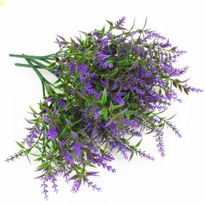 Vue détaillée d'un bouquet de lavande artificielle violette sur un fond blanc