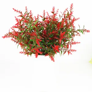 Détail d'un bouquet de lavande artificielle rouge et verte dans un pot en céramique blanc
