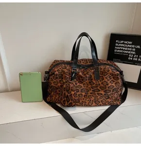 Borsa da viaggio stampata leopardata con tracolla e piccola tasca per fitness e tempo libero.
