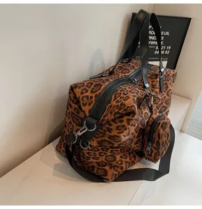 Borsa da viaggio leopardata con tracolla e piccola tasca per donne uso quotidiano.