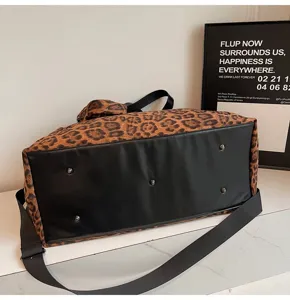 Vista dettagliata della borsa da viaggio alla moda leopardata con fondo rinforzato nero.