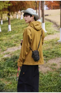 Kleine tactische outdoor crossbodytas voor mobiele telefoon in een lifestyle setting