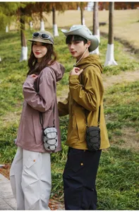Modellen dragen mini tactische crossbodytassen in een outdoor lifestyle-omgeving.