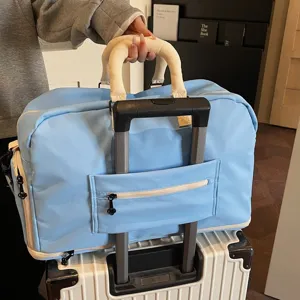 Sac de voyage avec passant pour valise pratique et poignées crème pour vos déplacements.