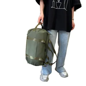 Sac de sport vert polyvalent pour le fitness, l'entraînement et les voyages courts.