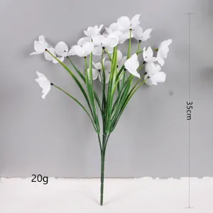 Makro-Detail einer 35 cm langen weißen künstlichen Hortensie für die Hoteldekoration