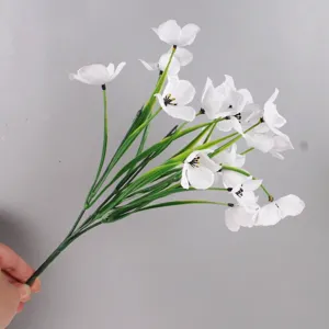 Detailansicht künstlicher weißer Blumen mit fünf Stielen für die Hochzeitsdeko