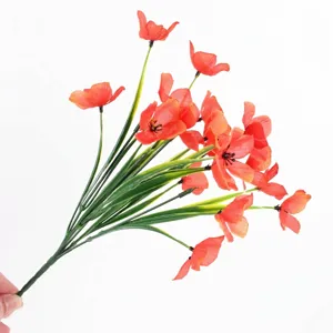 Detaillierte Nahaufnahme von lebendigen orangefarbenen Seidenkunstblumen für Deko