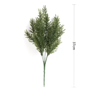Detailansicht eines 37 cm langen künstlichen Kiefernzweigs für Weihnachtsdeko
