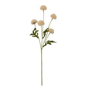 Primer plano de un tallo de crisantemo ping-pong artificial con cinco cabezas de flores crema