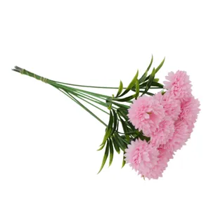Detailansicht künstlicher rosa Ping-Pong-Chrysanthemen für die Hochzeitsdekoration