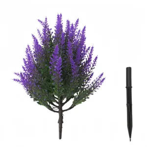 Vista detallada de lavanda artificial púrpura con accesorio de estaca de suelo negro