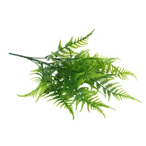 Dettaglio di foglie di felce artificiali, ramo di felce verde in plastica realistico.
