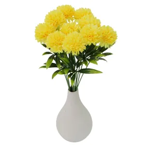 Realistische gelbe künstliche Pompon-Chrysanthemenblüten in einer schlichten weißen Vase