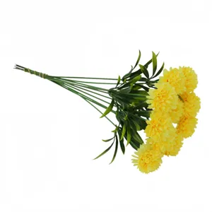 Detailansicht gelber künstlicher Ping-Pong-Chrysanthemenstrauß für die Hochzeitsdeko.
