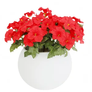 Détail de plante en pot de fleur de volubilis artificielle, fausse fleur pétunia rouge.