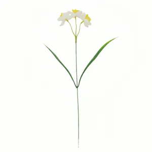Primo piano dello stelo di narciso artificiale, con petali bianchi e foglie verdi evidenti.