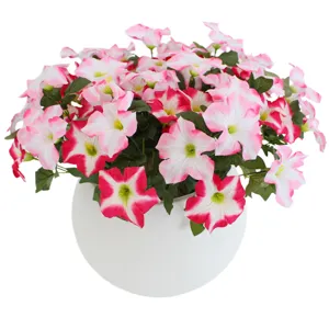 Vue détaillée de pétunias artificiels en pot, fleurs roses et blanches pour la décoration.