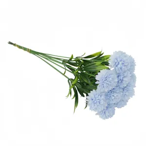 Detailansicht der hellblauen künstlichen Kugelchrysantheme mit realistischen Blättern