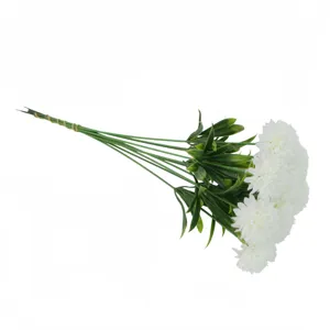 Detailansicht eines weißen künstlichen Ping-Pong-Chrysanthemen-Bouquets