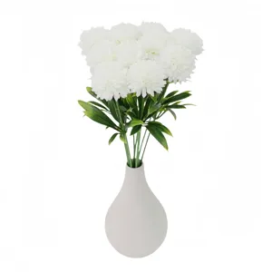 Eleganter weißer künstlicher Ping-Pong-Mumen-Strauß in einer minimalistischen Keramikvase