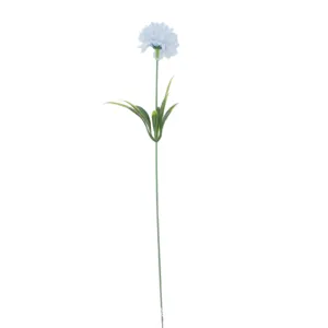 Detailansicht einer hellblauen künstlichen Pompon-Chrysantheme mit grünen Blättern