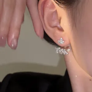 Primer plano de pendientes de espiga de trigo con circonitas en el modelo