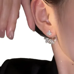 Elegantes pendientes de espiga de trigo adornados con brillantes piedras de circonita.