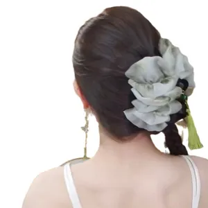 Eleganter Haarklammer im neuen chinesischen Stil mit Blumen und grüner Quaste für Zöpfe