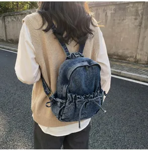 Détail de sac à dos en denim avec design à cordon tendance pour les voyages quotidiens.