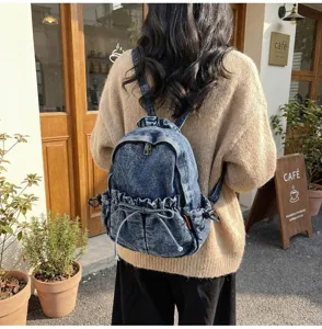 Vue détaillée du sac à dos en denim tendance avec cordon dans le style urbain décontracté.
