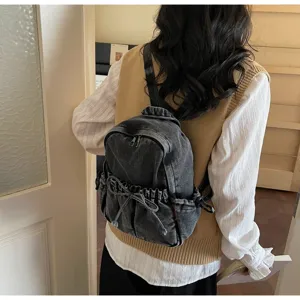 Détail du dos du sac à dos en denim gris foncé pour femme, cartable décontracté élégant avec cordon.