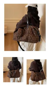 Vista dettagliata della borsa da viaggio alla moda con stampa leopardata e tracolla con tasca.