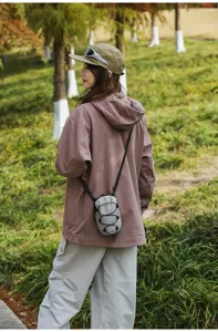 Mini tactische crossbody telefoontas voor buitensporten en wandelen op model getoond