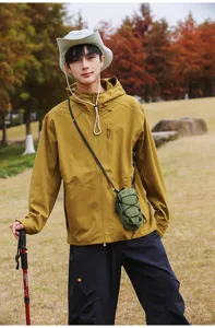 Lifestylefoto van een kleine groene tactische crossbodytas voor sport en wandelen