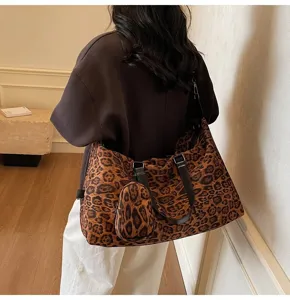 Borsa shopper da viaggio leopardata, dettaglio elegante borsa tracolla con tessuto morbido e cinghia.