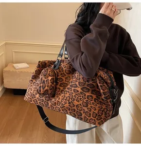 Borsa da viaggio da donna con stampa leopardata alla moda, tracolla e piccola tasca pratica.