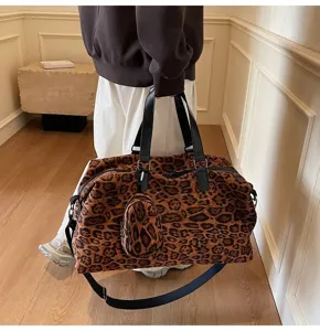 Vista dettagliata della borsa da viaggio leopardata di tendenza con tracolla e tasca piccola.
