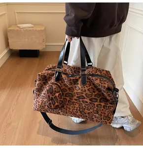 Vista di dettaglio della borsa da viaggio da donna con motivo leopardato stile lifestyle moda.