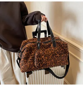 Borsa da viaggio leopardata da donna, elegante borsa a tracolla e shopper autunnale.