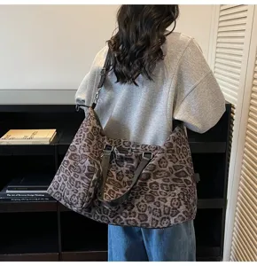 Vista dettagliata della grande borsa a tracolla leopardata per viaggi e stile quotidiano.