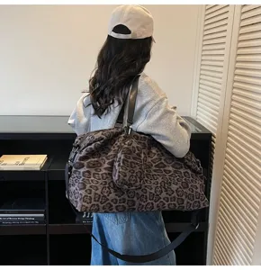 Borsa da viaggio leopardata da donna con tracolla, ideale per palestra e viaggi nel fine settimana.