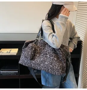 Vista dettagliata della borsa da viaggio a tracolla da donna con stampa leopardata alla moda.
