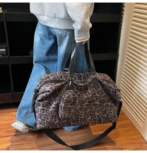 Vista dettagliata della borsa da viaggio leopardata elegante, che mostra consistenza e tasca.