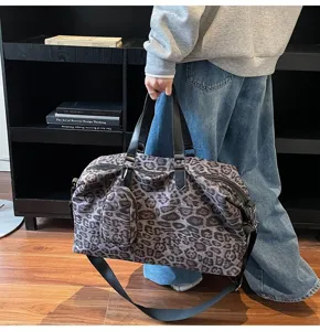 Borsa da viaggio sportiva leopardata da donna, grande borsa a tracolla con piccola tasca.