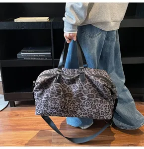 Borsa da viaggio leopardata da donna, grande borsa a tracolla e borsone fitness capiente.