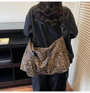 Vista dettagliata della borsa a tracolla con stampa leopardata che mostra il design spazioso.