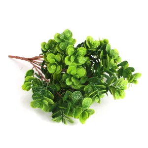 Detail van kunstmatige aardbeiblad plant met 7 takken, groen nepblad voor wanddecoratie.