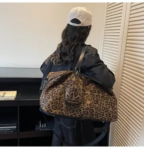 Grande borsa da viaggio leopardata con tracolla e piccola pochette abbinata per donna.